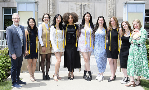 Eight honors students pose in front of Annenberg with faculty and staff